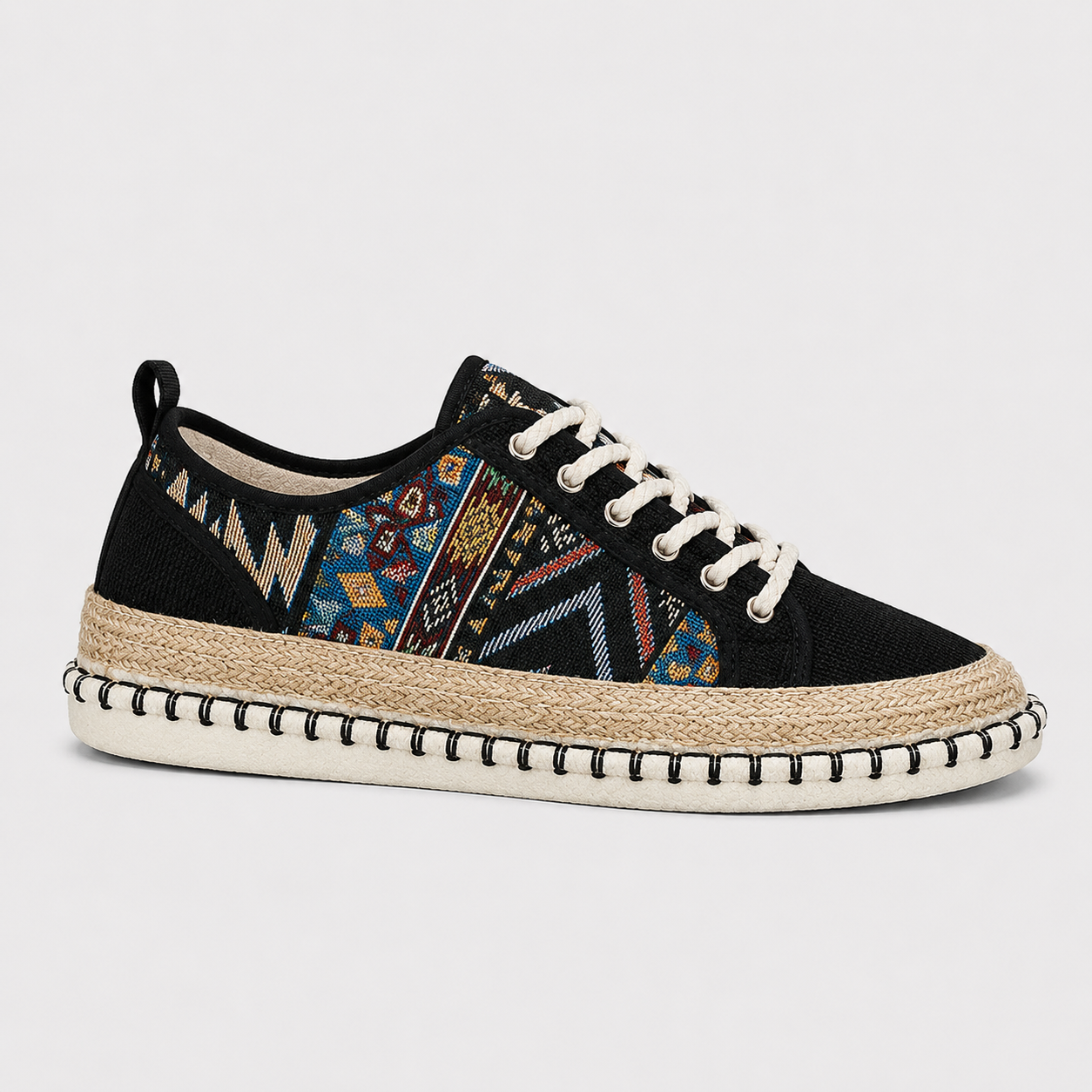Tenis Nomad con Costuras Decorativas