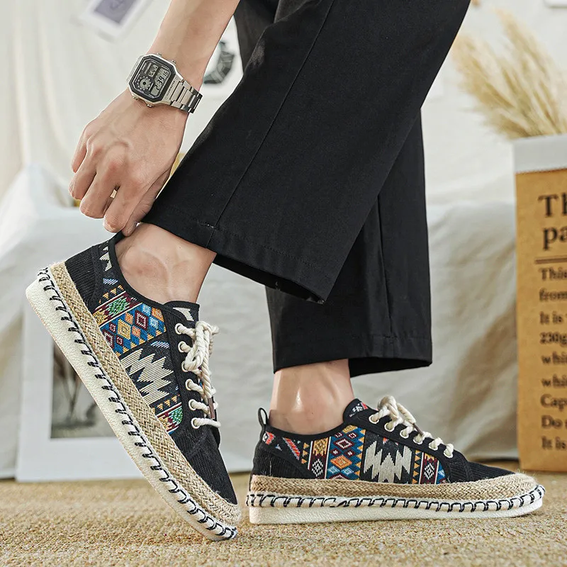 Tenis Nomad con Costuras Decorativas
