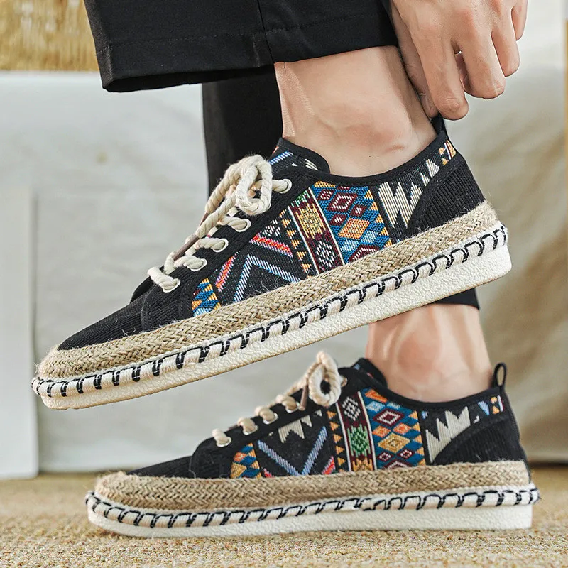 Tenis Nomad con Costuras Decorativas