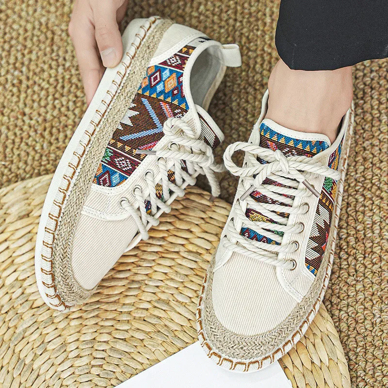 Tenis Nomad con Costuras Decorativas